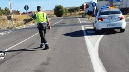 Un agente de la Guardia Civil regula el tráfico en el lugar del accidente