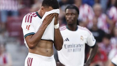 El delantero del Real Madrid Kylian Mbappé se seca el sudor durante el choque contra el Atlético de Madrid