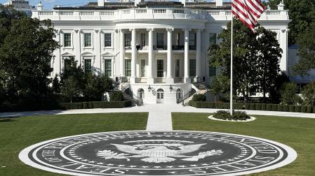 Fotografía tomada de la cuenta oficial de la red social Truth Social @realDonaldTrump del presidente de Estados Unidos, Donald Trump, quien anunció que ha concluido la construcción de un helipuerto permanente de granito en el jardín sur de la Casa Blanca