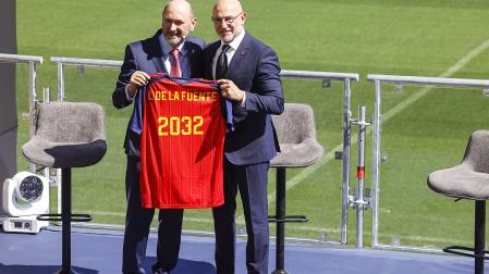 El presidente de la Real Federación Española de Fútbol (RFEF), Rafael Louzán (izda.) y el seleccionador Luis de la Fuente durante el acto con la renovación del riojano hasta 2032