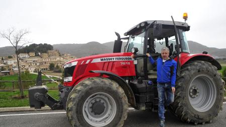 El presidente del sindicato UAGN, Félix Bariáin Zaratiegui, con su tractor. Al fondo, su pueblo, Eslava