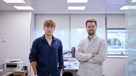 Xabier Catalán (izquierda) y Nicolás Imízcoz (derecha) en la nueva sede de Voltis en Zizur