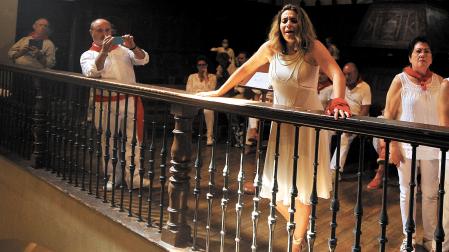 Sabina Puértolas canta durante su visita a las fiestas de Tafalla en agosto de 2022