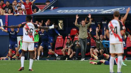 Luis Miguel Ramis y el banquillo de Osasuna protestan una acción contra el Rayo.