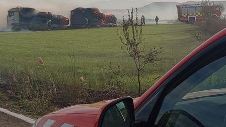 Un incendio en un camión de paja se propaga a una zona de vegetación en Carcastillo