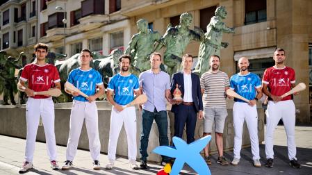 Foto oficial del acto de presentación del Torneo Internacional San Fermín Txikito, realizada este lunes.