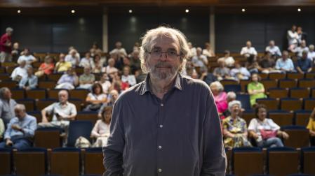 Jon Juaristi, en los prolegómenos de su conferencia sobre 'La identidad plural de Navarra', que organizó la Sociedad Civil Navarra.