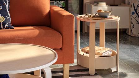 Vista de un salón con una mesa auxiliar junto al sofá