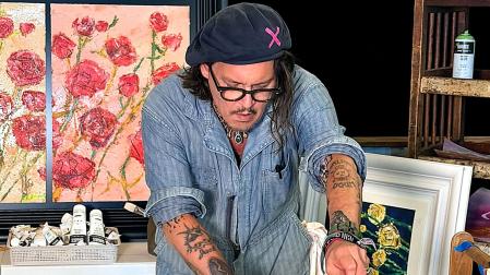 Johnny Depp con algunas de sus pinturas
