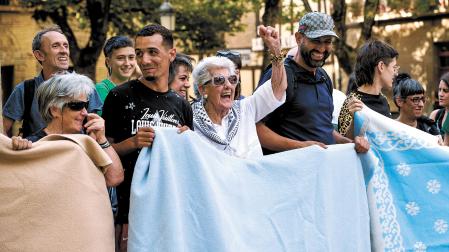El colectivo Negu Gorriak/Derecho a Techo, durante la concentración celebrada ayer en Pamplona