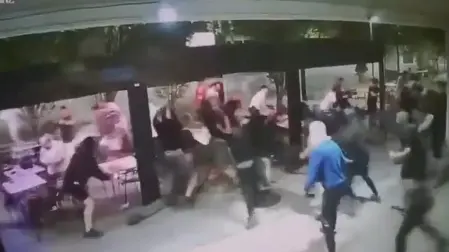 Fotograma del ataca perpetrados por radicales a los militares que veían la final de España en el mundial en un bar de Berriozar