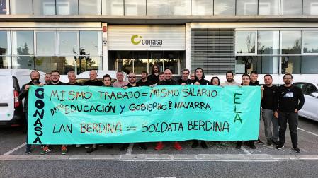 Parte de los empleados de Conasa que han iniciado la huelga ante las instalaciones de Mutilva