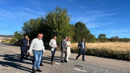 El consejero Óscar Chivite, Jesús Mari Rodríguez y Susana Castanera, en su visita a Allo para conocer las mejora previstas en la zona industrial.