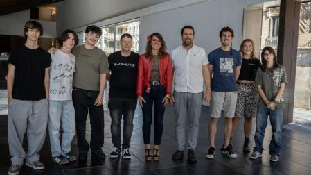 De izq. a dcha.: tres integrantes de Oxytocin, Fernando F. Garayoa, Maider Beloki y Mikel Oteiza; Iñigo Mikeleiz, de MZ Duo; Valentina, de Neskatasuna; y otra integrante de Oxytocin.