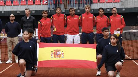 El equipo español de Copa Davis antes de comenzar su enfrentamiento con Chile en el Court Anita Lizana en Santiago (Chile)