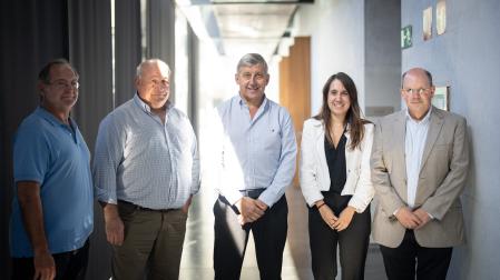 En el Parlamento, de izquierda a derecha, Iñigo Doria, Santiago Villares, Javier Mariezcurrena, Ainhoa Jorajuria y Joseba Marticorena, del Club de Empresas Baztan Bidasoa 'Don Miguel de Múzquiz'.