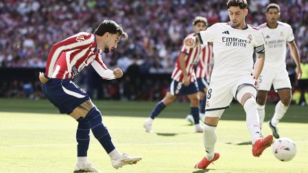 Fede Valverde trata de tapar el disparo de Álex Baena durante el derbi en el Metropolitano