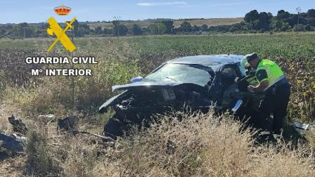 Estado en el que ha quedado el vehículo tras salirse de la vía en Santacara