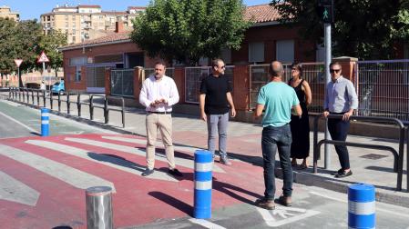 Imagen del paso de cebra ubicado entre los dos edificios del colegio público Griseras, con las nuevas pilonas automáticas y el sistema de semáforos