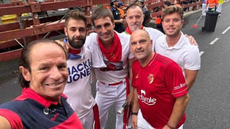 En una imagen obtenida en San Sebastián de los Reyes en años anteriores, Miguel Ángel Castander, Mikel Izco, Aitor Arístregui y José Joaquín Catalán. Detrás, Iñaki y Asier García, padre e hijo. CEDIDA