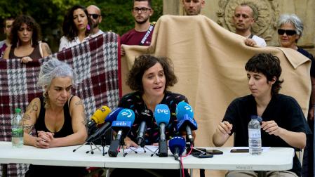 PAMPLONA, 21/09/2026.- El colectivo Derecho a Techo/Negu Gorriak ha denunciado este lunes que integrantes del grupo desplazado desde Pamplona a Ceuta para colaborar con organizaciones que trabajan con personas migrantes han recibido amenazas de muerte y ha hecho un llamamiento a que estos hechos "no hagan que se detenga la solidaridad". Teresa del Romero (c), miembro del colectivo, ha explicado en rueda de prensa que la brigada que partió el domingo forma parte de una iniciativa coordinada con organizaciones que ya trabajan sobre el terreno en Ceuta. EFE/ Iñaki Porto