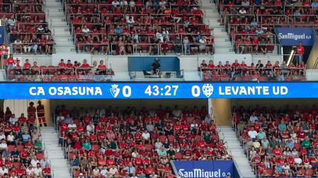 Aspecto de la grada de El Sadar en el primer partido de Liga contra el Levante, y el nuevo anillo informativo y de publicidad instalado