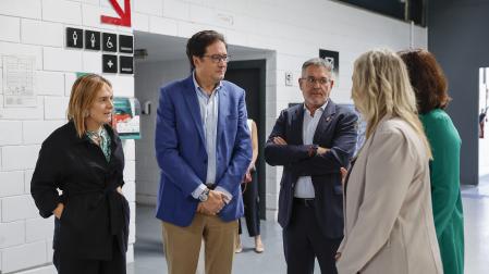 El ministro Óscar López, acompañado del consejero de Universidad, Innovación y Transformación Digital del Gobierno de Navarra,Juan Luis García Martín, y de la delegada del Gobierno en Navarra, Alicia Echeverría, entre otros, durante la visita que ha realizado este martes a la empresa Nanogrow Biotech en Noáin (Navarra)