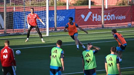 Mikel Merino durante el entrenamiento con la selección española en Las Rozas este martes