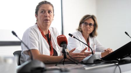 Eva Rupérez (a la izquierda) y Marisa Saldaña, del Hospital Universitario de Navarra, durante la presentación de los resultados