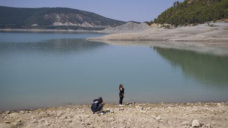 La reserva de agua de los embalses navarros sigue descendiendo esta semana. En la imagen, vista de Yesa el pasado 19 de agosto
