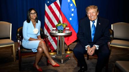 La presidenta interina de Venezuela, Delcy Rodríguez, posa junto al presidente de Estados Unidos, Donald Trump, este martes en un encuentro que supone un acercamiento inédito entre Washington y Caracas