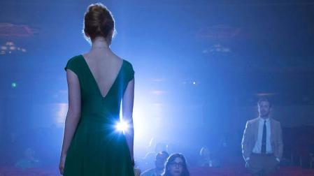 Emma Stone (de espaldas) y Ryan Gosling en una escena de la película 'La La Land'