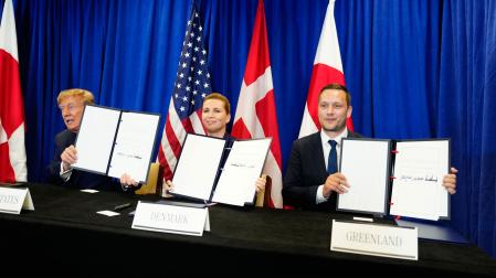 El presidente de Estados Unidos, Donald Trump, la primera ministra de Dinamarca, Mette Frederiksen, y el primer ministro de Groenlandia, Jens-Frederik Nielsen, muestran los documentos firmados durante la ceremonia de firma de un acuerdo trilateral de seguridad en el Ártico