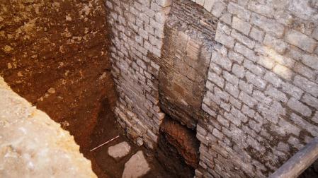 Las dos puertas, una encima de la otra en la torre Barbazana y desalineadas