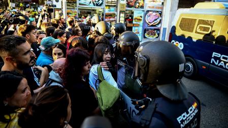 La Policía Nacional trata de impedir el acceso a la vivienda a miembros del Sindicato de Inquilinas durante el desahucio