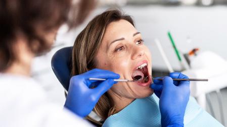 Una paciente es atendida en una consulta del dentista