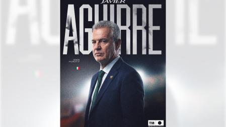 Javier Aguirre, en la imagen publicada por el Valencia C.F. en redes anunciando su fichaje