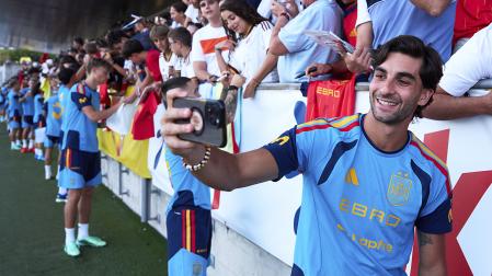 El delantero de la selección española Ferrán Torres se fotografía con los aficionados antes del entrenamiento en la Ciudad del Fútbol de Las Rozas (Madrid)