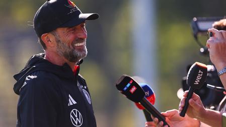 Juergen Klopp se acerca a atender a los medios durante uno de los primeros entrenamientos al frente de la selección alemana