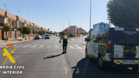 Agentes de la Guardia Civil, en el lugar del atropello en Fustiñana