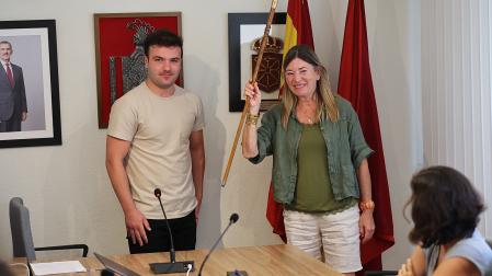 Guillermo Larrayoz entrega la vara de mando a la nueva alcaldesa de Esteribar, Matilde Añón Beamonte