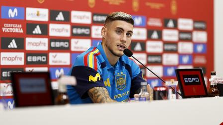 El jugador de la selección española Roberto Fernández durante la rueda de prensa en la Ciudad del Fútbol de Las Rozas
