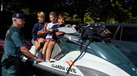 Perros, caballos, helicóptero y hasta una moto acuática en la Plaza de Fueros de Pamplona durante la jornada de la Guardia Civil de acercamiento a la población