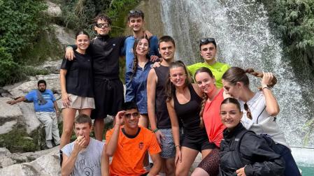 Iranzu Zozaya (centro) junto a sus amigos del Eramus, en la cascada de Ahuehuetla, en el estado de Puebla