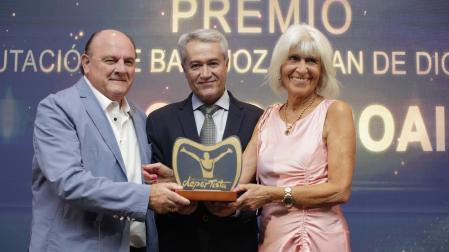 ‘Zupo’ Equísoain, junto a Manuel Gómez y Elvira González durante la entrega del reconocimiento a su trayectoria