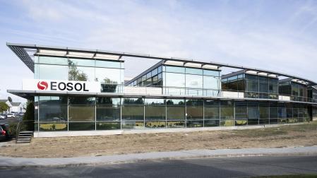 Fachada del edificio que acoge las oficinas del Grupo EOSOL en Mutilva, Navarra.