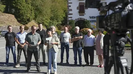 La parlamentaria de EH Bildu, Laura Aznal, junto a alcaldes de Baztan-Bidasoa y Ultzama de su formación.