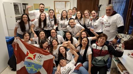 La plantilla del Gares celebra la consecución del ascenso a Tercera RFEF tras empatar con Osasuna C.