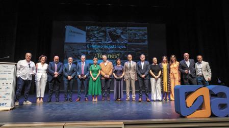 AUTORIDADES Y GALARDONADOS De izquierda a derecha: Luis López Ruiz, Mª Carmen Maeztu Villafranca, José Luis Arasti Pérez, Óscar Chivite Cornago, Mario Falcón Aliaga, María Chivite Navascués, Rafael Loscos Sanz, Laura Sandúa Escribano, Manuel Piquer Martín-Portugués, Juan Luis García Martín, Alicia Echeverría Jaime, Rosa Osés Balduz, María Rodríguez Carbonell, Carlos Gimeno Gurpegui y Juan Carlos Castillo Ezpeleta, sobre el escenario de la casa de cultura de Peralta donde se celebró la entrega de los XXIV Premios AER.