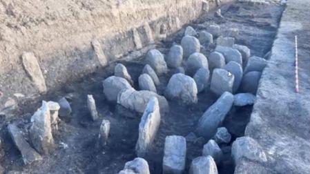 Fotografía que muestra la acumulación de estelas en la necrópolis